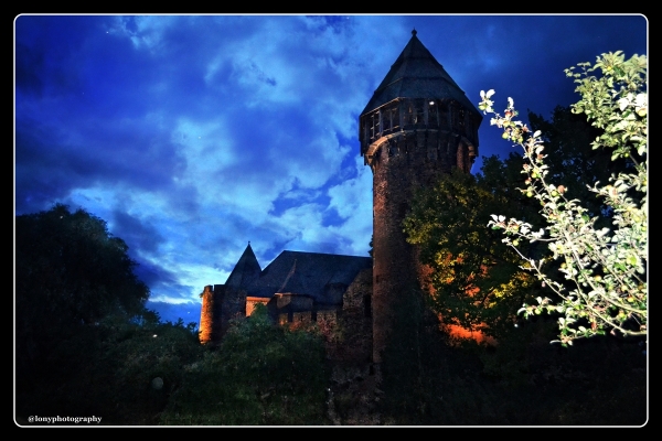 Burg Linn zur blauen Stunde am Abend