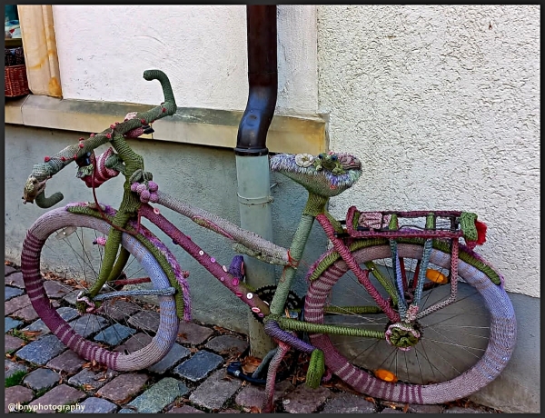 Wer kein Fahrrad hat, der strickt sich eins