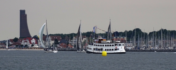 Regatta-Begleitfahrt vor Seebad Laboe