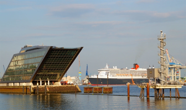 Dockland in Hamburg mit Queen Mary 2