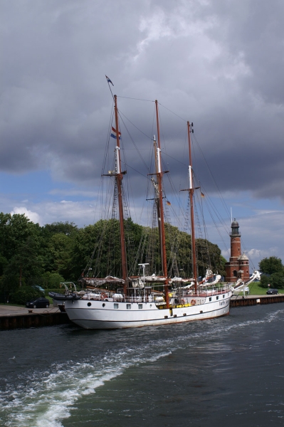 Kiel-Holtenau, mein Heimatort mit Dreimaster vor Leuchtturm