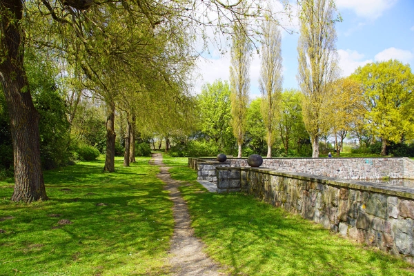 Pfad am Alsterkanal Frühling