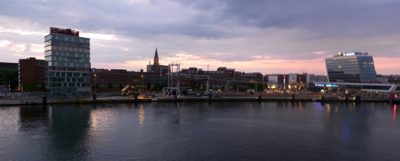 K i e l, Westcoast mit gläsernem Hafenhaus, Rathausturm uns schiefes STENA-Hausn