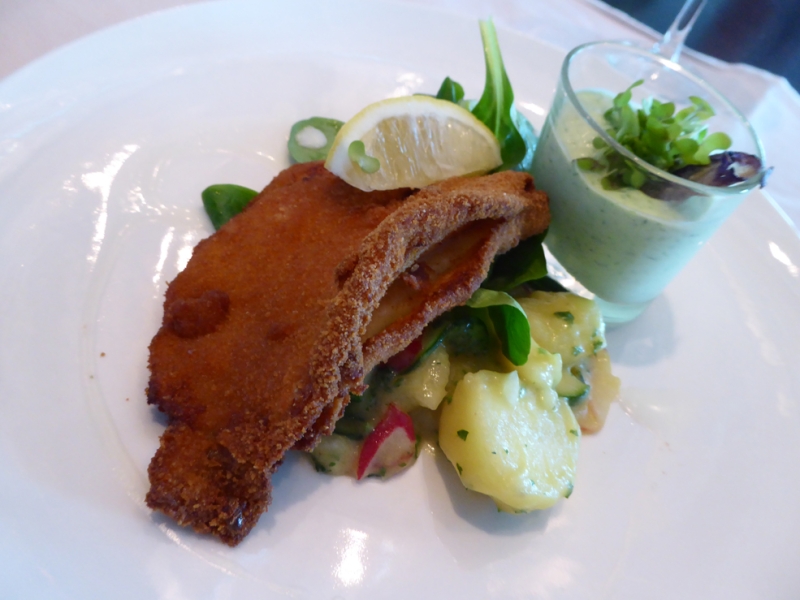 Backfisch auf Kartoffelsalat mit 