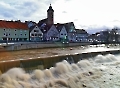 Der Neckar hatte am Mittwoch Vormittag noch ordentlich Wasser vor der Kulisse der Häuser in Nürtingen