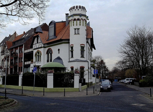 Kleines Schlößchen mitten in der Stadt.