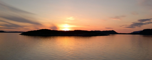 Mitternachtssonne im Fjord