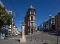 Im Vordergrund steht die Loriot Gedenksäule