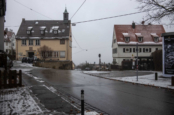 Zwischen den beiden Häusern hindurch