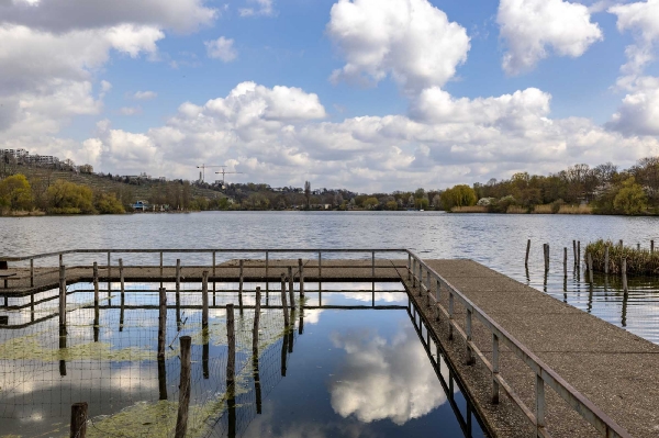 Hinter dem Steg wo das Wasser ruhig ist