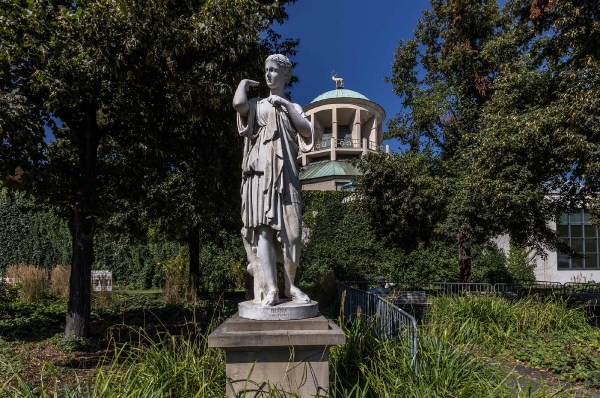 Im Gebäude hinter der Statue