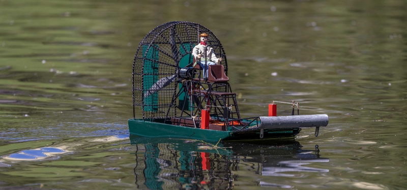 Der fährt auch  auf dem Teich herum was die Enten gar nicht mögen