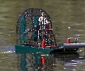 Der fährt auch  auf dem Teich herum was die Enten gar nicht mögen