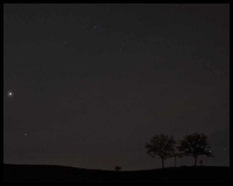 Weg auf dem Hügel bei nacht