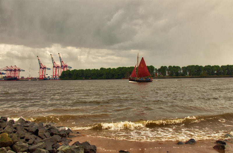 Segelboot auf Elbe