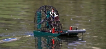 Der fährt auch  auf dem Teich herum was die Enten gar nicht mögen